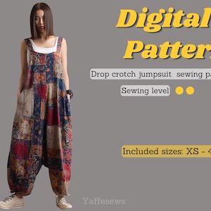 Peut inclure: Une femme porte une combinaison ample à entrejambe basse en tissu patchwork rouge, bleu et beige. L'image affiche "Digital Pattern" et "Drop crotch jumpsuit sewing pattern." Tailles disponibles : XS à 4XL.