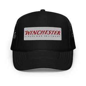 Puede incluir: Gorra de camionero negra con un parche blanco que dice "Winchester Rifles and Shotguns" en letras rojas.