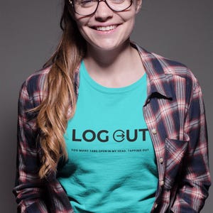 ログアウトグラフィックTシャツ｜テクノロジーユーモア、ミニマルなログアウトアイコン