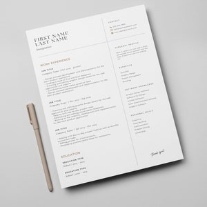 Könnte beinhalten: Eine minimalistische Lebenslaufvorlage mit einem gold-weißen Farbschema. Der Lebenslauf enthält Kontaktinformationen, Berufserfahrung, Ausbildung, Expertise, Softwarekenntnisse und persönliche Fähigkeiten.
