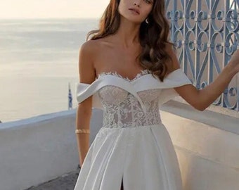 Abito da sposa linea A con applicazioni a cuore Abito da sposa con applicazioni a cuore in raso con spacco sulla coscia