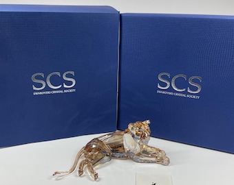 MIB Swarovski Crystal SCS Jahresausgabe 2016 Akili Löwenmutter Figur 5135895