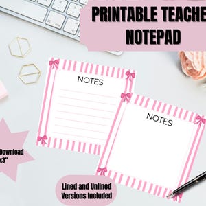 Può includere: Due blocchi per appunti bianchi con bordi e fiocchi a righe rosa, etichettati "NOTES". I blocchi per appunti misurano 7,6 x 7,6 cm e includono versioni a righe e non a righe. Il testo "PRINTABLE TEACHER NOTEPAD" è in alto. Una penna nera è appoggiata sulla superficie.