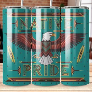 Könnte beinhalten: Ein türkisfarbener Edelstahlbecher mit einem indianischen Design, das einen Adler mit ausgebreiteten Flügeln und die Worte "NATIVE PRIDE" in einer stilisierten Schrift zeigt.