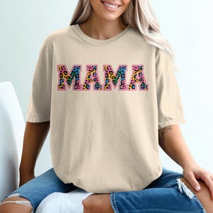 Camiseta Mama, Camiseta gráfica fofa para mães, Camiseta feminina casual, Camiseta com estampa de letras coloridas, Presente de dia das mães, Top de verão para mulheres