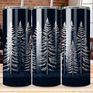 Puede incluir: Un juego de tres vasos de acero inoxidable con un diseño de bosque. Los vasos tienen un fondo azul marino con una ilustración blanca de pinos. Cada vaso tiene una tapa plateada y una pajita blanca.