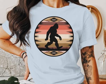 Maglietta Bigfoot Silhouette Retro Sunset, Maglietta Hipster Bigfoot Vintage, Maglietta con Grafica Sasquatch Walking, Regalo per Fan di Cryptid