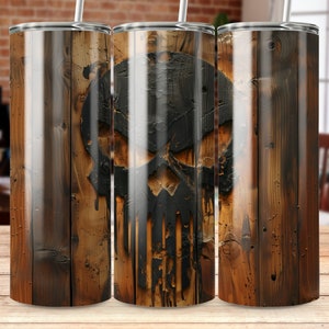 Puede incluir: Tres vasos de acero inoxidable con diseño de veta de madera y un gráfico de calavera negra. Los vasos están sobre una superficie de madera.