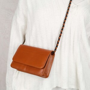 Bolso de mujer de cuero hecho a mano personalizado bronceado para iPhone 15 Pro - Bolso de hombro personalizado para teléfono celular - Cartera bandolera pequeña - Regalo del Día de la Madre