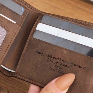 Personalisiertes Lederportemonnaie mit handschriftlicher Gravur für Ihn - Personalisiertes Leder-Bifold-Portemonnaie als Vatertagsgeschenk - Ledergeschenk für Freund