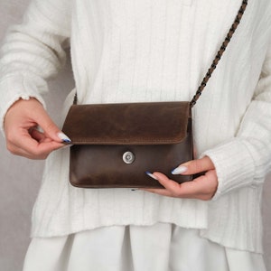 Braune Kleine Umhängetasche Frauen Geldbörse - Personalisierte Lederhandtasche für Muttertagsgeschenk - Crossbody Handytasche - Geschenk für Mama