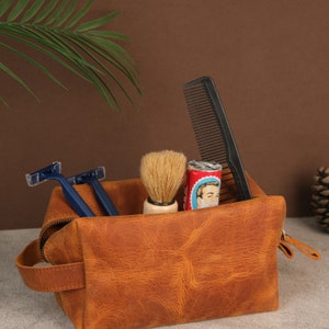 Personalized Leather Dopp Kit, Groomsmen Gift, Toiletry Bag for Boyfriend, Gift for Best Man, Customized Travel Bag