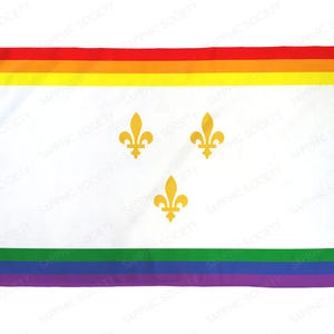 Puede incluir: Una bandera blanca con tres flores de lis doradas en el centro. La bandera tiene un borde arcoíris con rayas rojas, naranjas, amarillas, verdes, azules, índigo y violetas.
