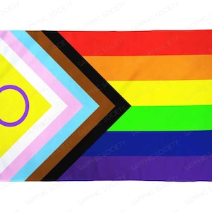 Puede incluir: Una bandera del orgullo con un círculo morado y un fondo amarillo en la esquina superior izquierda. La bandera tiene un patrón de rayas de arcoíris con rayas negras, marrones, azul claro, rosas, blancas, amarillas, naranjas, rojas, verdes, azules y moradas.
