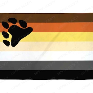 Op de afbeelding: Een pride-vlag met zes horizontale strepen in bruin, oranje, geel, beige, wit en zwart. Een zwarte berenpootafdruk is gecentreerd aan de linkerkant van de vlag.