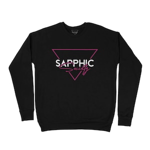 Puede incluir: Sudadera negra con un gráfico de triángulo rosa y el texto "Sapphic Society" en blanco.