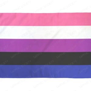 Pode incluir: Uma bandeira do orgulho com cinco faixas horizontais. A faixa superior é rosa, a segunda é branca, a terceira é lavanda, a quarta é preta e a faixa inferior é azul.