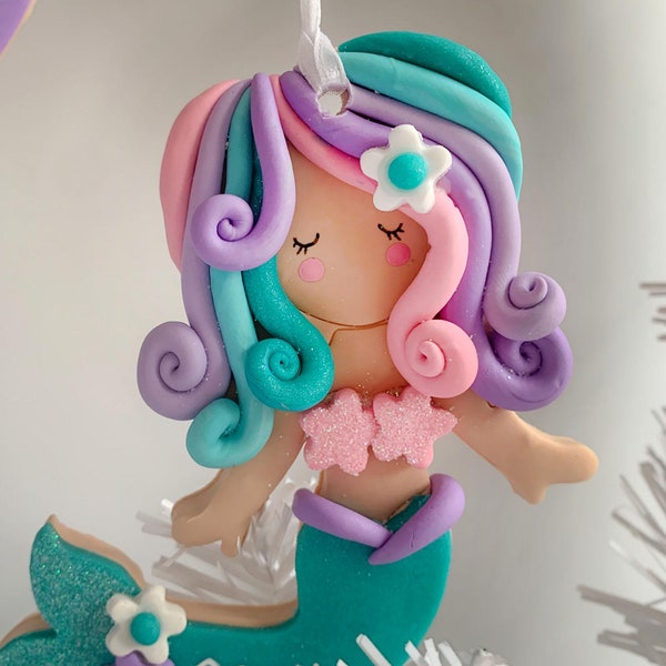 Enfeite de Sereia Personalizado, Enfeite de Natal para Menina, Sereia Arco-Íris Pastel, Enfeite Feito à Mão Personalizado; Sereia em Argila Polimérica