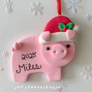 Adorno de cerdo, adorno navideño personalizado para niños, regalo para amantes de los cerdos, cerdo de arcilla polimérica, cerdo de Papá Noel, adorno hecho a mano