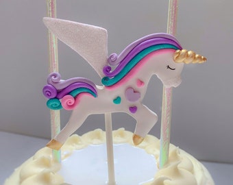 Gepersonaliseerde eenhoorntaarttopper, niet eetbaar, Pegasus verjaardagstaarttopper, aandenken caketopper voor meisje, polymeerklei eenhoorn met vleugels