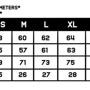 K&ouml;nnte beinhalten: Eine schwarz-wei&szlig;e Gr&ouml;&szlig;entabelle mit Ma&szlig;en in Zentimetern. Die Tabelle enth&auml;lt Brust-, Schulter-, Gesamtl&auml;ngen- und &Auml;rmell&auml;ngenma&szlig;e f&uuml;r die Gr&ouml;&szlig;en S bis 4XL. Der Text oben gibt an, dass alle Ma&szlig;e in Zentimetern angegeben sind.