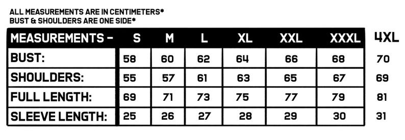 K&ouml;nnte beinhalten: Eine schwarz-wei&szlig;e Gr&ouml;&szlig;entabelle mit Ma&szlig;en in Zentimetern. Die Tabelle enth&auml;lt Brust-, Schulter-, Gesamtl&auml;ngen- und &Auml;rmell&auml;ngenma&szlig;e f&uuml;r die Gr&ouml;&szlig;en S bis 4XL. Der Text oben gibt an, dass alle Ma&szlig;e in Zentimetern angegeben sind.