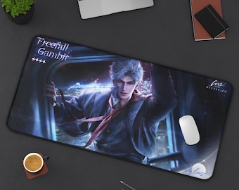 Puede incluir: Un tapete de ratón para juegos negro con un diseño azul y morado que presenta a un hombre con traje y corbata. El texto "Freefall Gambit" y "Love Deep Space" es visible en el tapete de ratón.