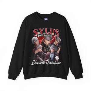 Può includere: Felpa nera con una stampa grafica di cinque uomini in una band chiamata "Sylus Girl Dinner". Il testo "Love and Deep Space" è stampato sotto i membri della band.