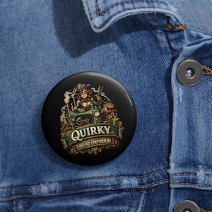 Puede incluir: Un botón negro con una ilustración de estilo steampunk. Presenta a una mujer con gafas operando una máquina de coser, con el texto "Quirky Thread Emporium" debajo. El diseño tiene detalles en verde azulado, dorado y rojo.