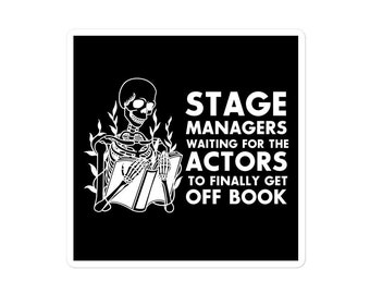 Könnte beinhalten: Schwarzer quadratischer Aufkleber mit weißem Text und einer Skelettillustration. Der Text lautet: „STAGE MANAGERS WAITING FOR THE ACTORS TO FINALLY GET OFF BOOK“. Das Skelett hält ein Buch.