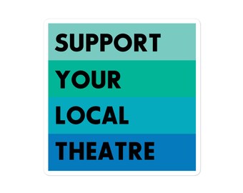 Könnte beinhalten: Ein quadratischer Aufkleber mit dem Text "SUPPORT YOUR LOCAL THEATRE" in fetten schwarzen Buchstaben. Der Text ist über vier horizontalen Streifen in verschiedenen Blau- und Grüntönen angeordnet.