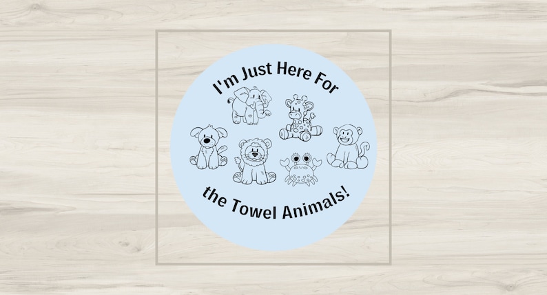 Pu&ograve; includere: Un cerchio blu con il testo "I'm Just Here For the Towel Animals!" e illustrazioni in bianco e nero di un cane, un leone, un granchio, un elefante, una giraffa e una scimmia.