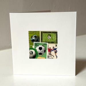 Carte de voeux FOOTBALL / SOCCER faite main - Fabriquée avec des timbres-poste internationaux - Vierge à l'intérieur - Parfaite pour toutes les occasions