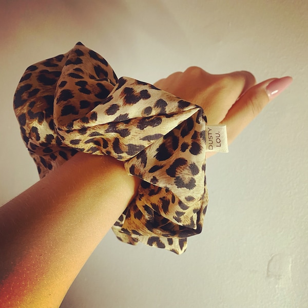 Voluminous Large scrunchie in colour leopard print