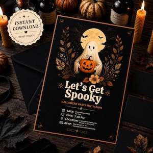 Pode incluir: Um convite preto para festa de Halloween com um fantasma branco segurando uma abóbora laranja sob uma lua cheia. O texto diz Let's Get Spooky, Halloween Party Invitation, com detalhes do evento, incluindo data, hora e local.