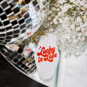 Porte-clés motel pour mariage/mariage/anniversaire de mariage Lucky In Love Design numérique SVG, PDF et JPG