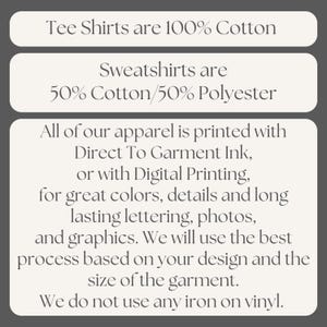 Puede incluir: Texto sobre un fondo gris que indica que las camisetas son 100% algod&oacute;n y las sudaderas 50% algod&oacute;n/50% poli&eacute;ster. La ropa se imprime con tinta Direct To Garment o impresi&oacute;n digital para obtener grandes colores y detalles. No se utiliza vinilo termoadhesivo.