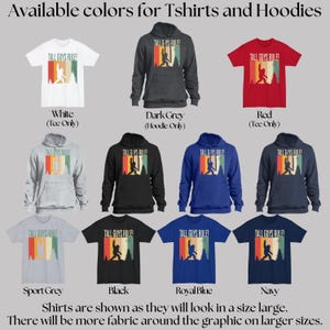 Puede incluir: Una variedad de camisetas y sudaderas con capucha en colores como blanco, gris oscuro, rojo, gris deportivo, negro, azul real y marino. Cada prenda presenta el texto "TALL GUYS RULE!" con un dise&ntilde;o de Bigfoot.