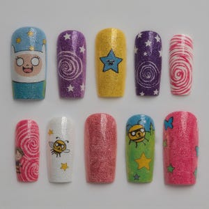 Presse sur les ongles Adventure Time | Faux ongles scintillants faits main | Conceptions colorées mignonnes de robot d&#39;abeille d&#39;étoile | Lot de décorations d&#39;ongles réutilisables