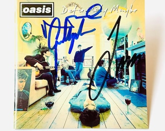 Portada del CD del álbum firmada por Noel Gallagher y Liam Gallagher + Certificado de Autenticidad (COA)