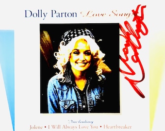 Könnte beinhalten: Ein quadratisches Musikalbum-Cover mit dem Titel Dolly Parton Love Songs, das ein zentrales Foto von Dolly Parton mit Bandana und Jeanshemd zeigt. Rechts befindet sich eine vertikal geschriebene rote Unterschrift. Der Text enthält Jolene, I Will Always Love You und Heartbreaker.