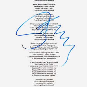 Op de afbeelding: Een wit papieren document met de gedrukte songtekst van het nummer Englishman in New York, inclusief regels zoals I don't drink coffee I take tea my dear en I'm an alien, I'm a legal alien, bedekt met een grote, dikke blauwe inkt handtekening.