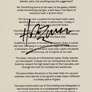 Può includere: Testo su sfondo beige che descrive un evento cosmico, tra cui una stella di neutroni, un buco nero e un'onda che viaggia nello spazio. Il testo è accompagnato da una firma manoscritta.