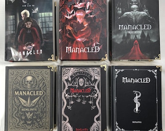 Może przedstawiać: Sześć książek w twardej oprawie z tytułem "MANACLED" w różnych czcionkach. Okładki zawierają ilustracje postaci, czaszek i ozdobnych wzorów w ciemnych kolorach ze złotymi narożnikami. Widoczne jest również nazwisko autora, SENLINYU.