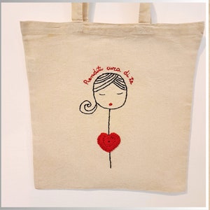 Personalisierte handbestickte Natur-Tragetasche.