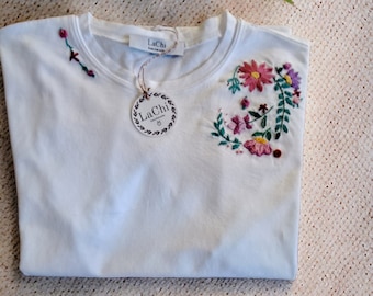 Hand-embroidered t-shirt with flowers. T-shirt embroidered with floral motifs. Embroidered Tshirt