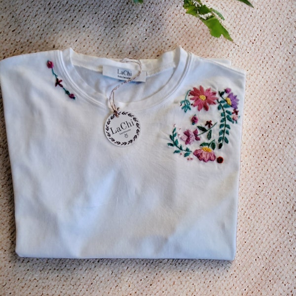 Camiseta bordada a mano con flores. Camiseta bordada con motivos florales. Camiseta Bordada