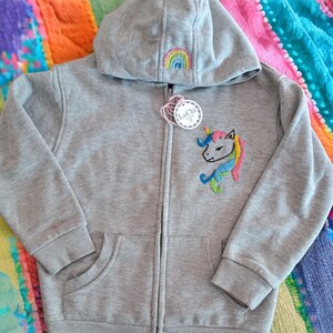 Sudadera de unicornio bordada a mano para niño