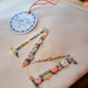Sudadera personalizada con letra de flores bordada a mano