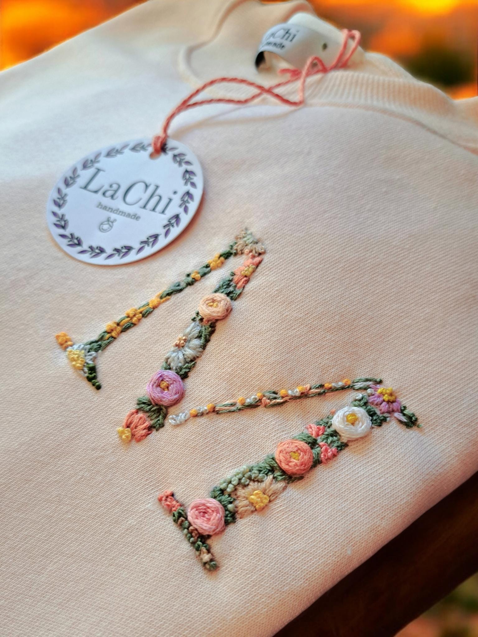 Felpa personalizzata con lettera fiorita ricamata a mano Italia